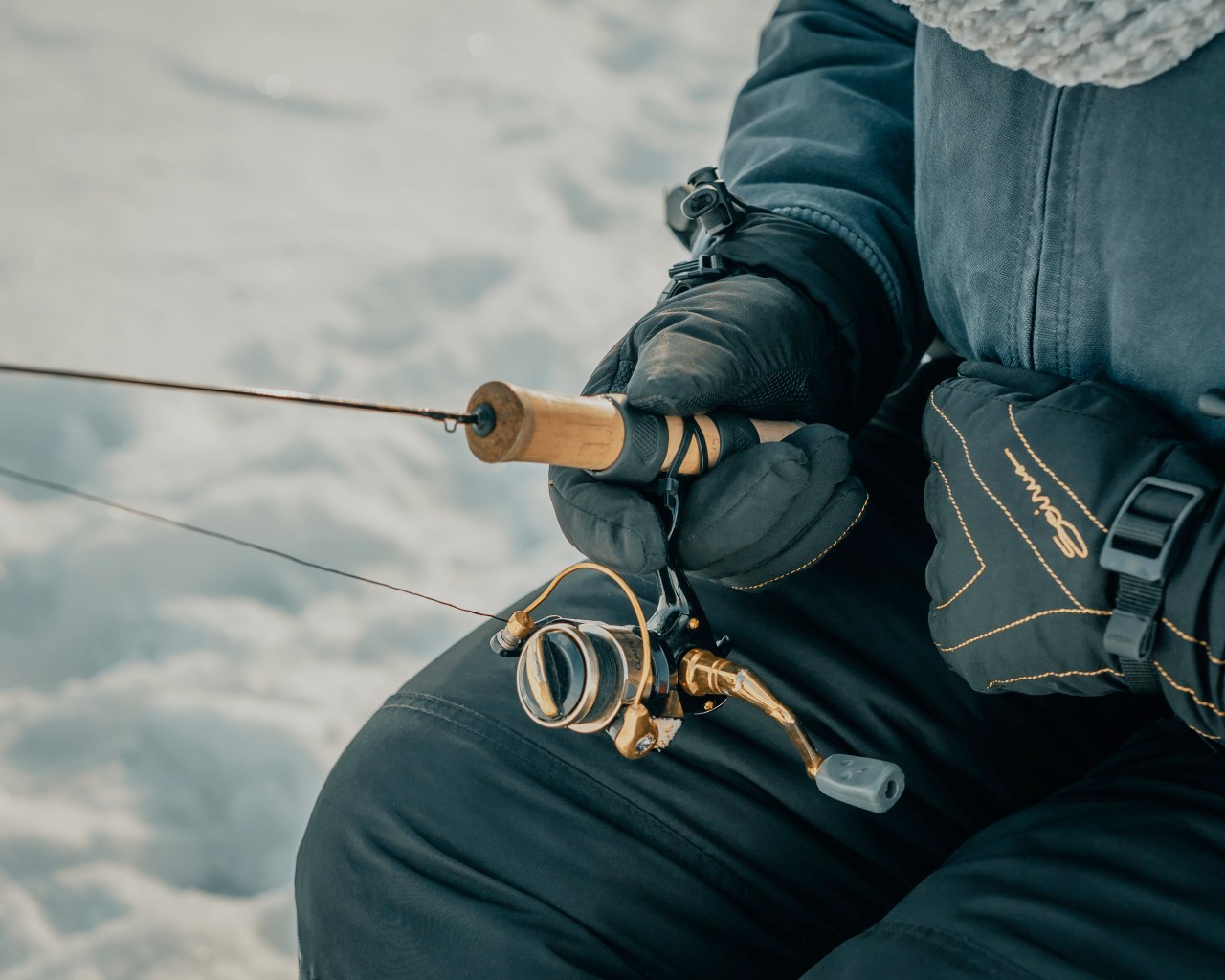 Actividades unicas que hacer en Laponia - pesca en el hielo