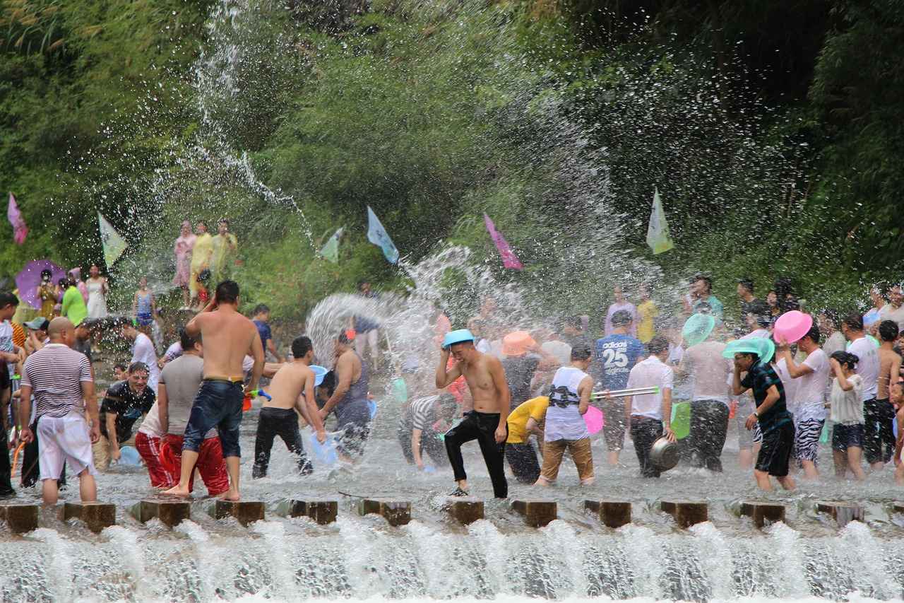 Destinos ideales para un viaje en primavera songkran_11zon